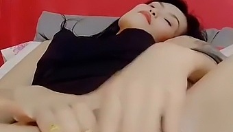 Thaitwentybabe'S Foot Fetish And Leg Play In This Solo Video