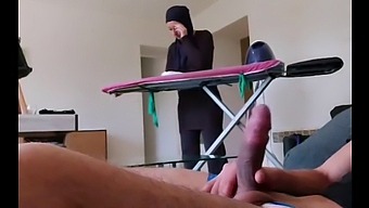 La Cameriera Musulmana Assiste Al Pene Di Un Uomo Davanti A Lei