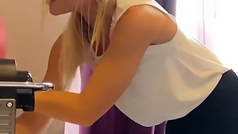 Tiffany Leiddi, Una Governante, Si Impegna In Attività Sessuali In Un Hotel