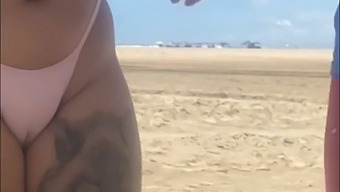 Jag Lät Den Unge Killen Ta Tag I Min Fitta På Stranden Och Självklart Tog Jag Tag I Hans Kuk Också.